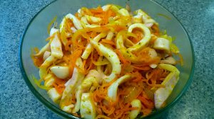 Салат с кальмарами — это самый вкусный рецепт. Салат из кальмаров и моркови, простой и очень вкусный