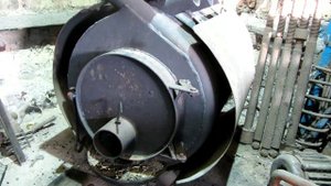 Печь буржуйка работает на отработке и дровах.
