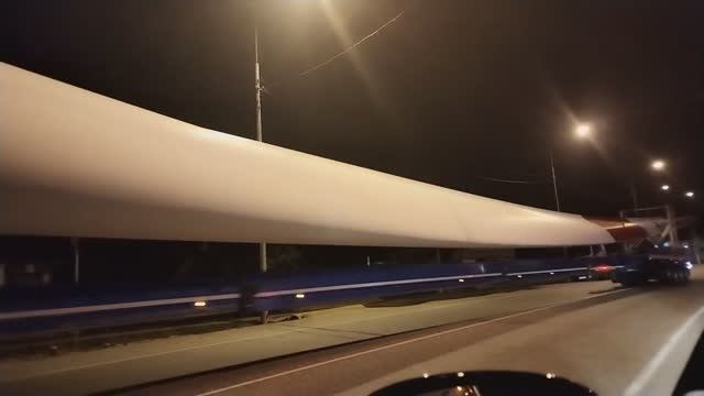 Транспортировка огромной лопасти ВЭС на 3,8МВт смотреть онлайн
