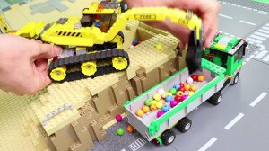 Строительный экскаватор в игрушечном городке