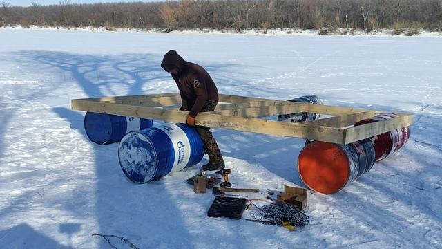 Понтон на бочках, сборка понтона зимой на льду. смотреть онлайн
