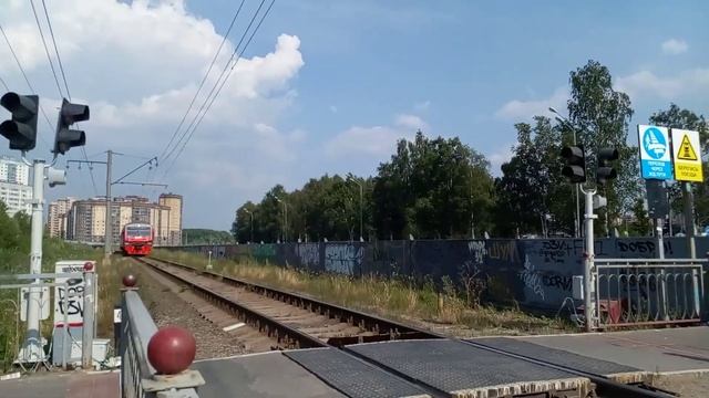 ЭД4М-0425 на переходе Туристской ул.