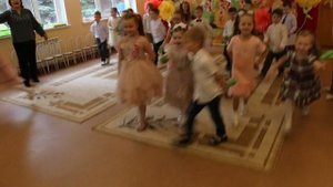 27 Дети дарят подарки