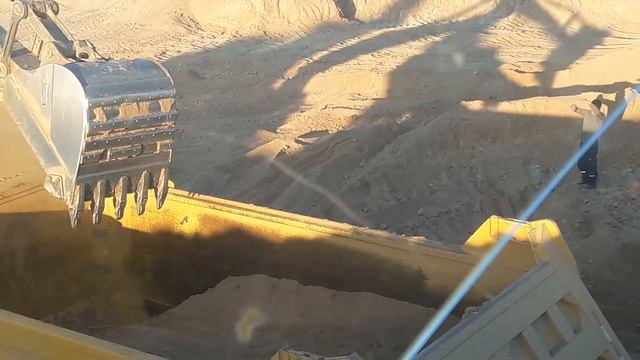 Volvo excavator pulling MT-86 Dump truck in Mongolia смотреть онлайн