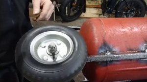 Чтобы гайка не открутилась.