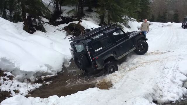 Land Rover TDI Defender 90 tackling a snow bank смотреть онлайн