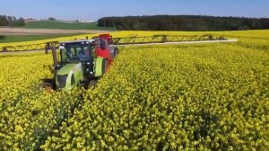 Прицепной опрыскиватель Horsch Leeb 5LT , работающий с трактором Claas Arion