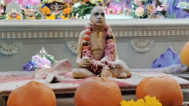 Гаура арати на День явления Его Божественной Милости А.Ч. Бхактиведанты Свами Прабхупады 2023 смотреть онлайн