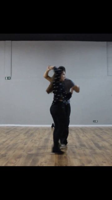 Dança de Salão em um Minuto - Bolero - Enamorado saindo em Giro com Cafuné da Dama Shorts