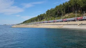 2ЭС4К-124 с поездом №13 Саратов-Имеретинский курорт (21 вагон) вдоль моря