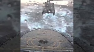 Посадка палубного  вертолëта  в шторм под силу только  профессионалу