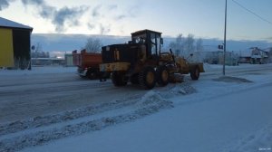 Грейдер с сетчатым ножом снимает накат / А-98М5.1 / Нарьян-Мар