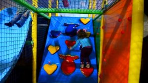 Детский ВЛОГ Милана на игровой площадке катается на огромных горках Большой бассейн с шариками