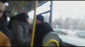 Ребенку разбили телефон в автобусе