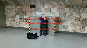 Таланты пропадют в метро, маленький ребенок играет на трубе