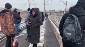 Вечером на станции "Шинный завод" многолюдно