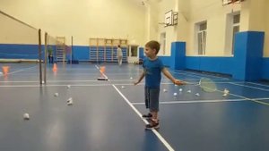 Бушмелев бадминтон, все начинается с подачи.