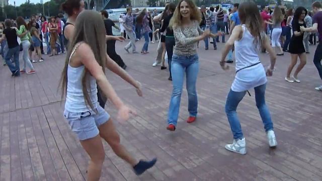 Rusas bailando cubaton (salsa open-air in Moscow 2012)/Танцуем кубатон на Мосту смотреть онлайн