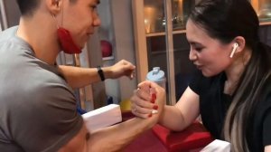 #Armrestling The girl defeated the coach in arm wrestling/Девушка победила тренера)