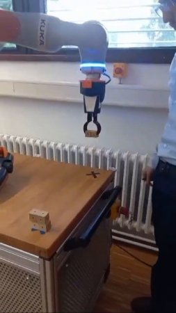 Controlling KUKA LBR iiwa 7 R800 using UFPI  Interface to move cubes from one point to another
