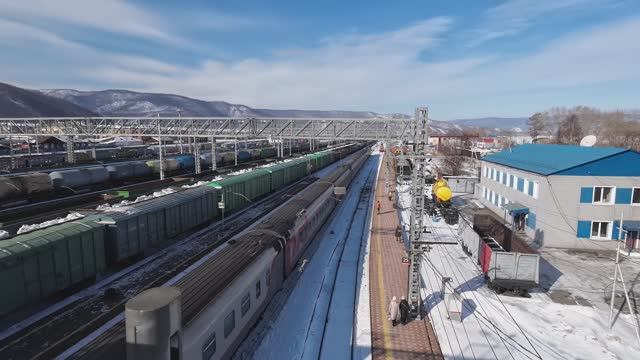 Поездка на поезде РЖД - прибытие на станцию Слюдянка зимой | Транссиб смотреть онлайн