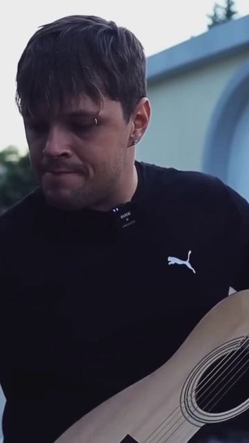 Мартиз играет на гитаре, смотреть онлайн