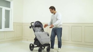 Коляска Jovola Extra — это всесезонная прогулочная модель с крупными колесами.