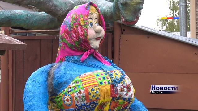 Достопримечательности Бердска. Сказочные персонажи из монтажной пены разместились возле дома