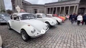 Около 300 ретро автомобилей Фольксваген «жук» проехали по улицам Брюсселя