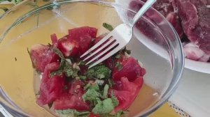 Помидоры с мятой и базиликом — свежий вкус лета! 🍅🌿