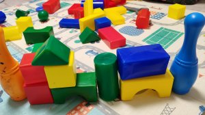 строим замок из кубиков, детские развивающие игры, кубики