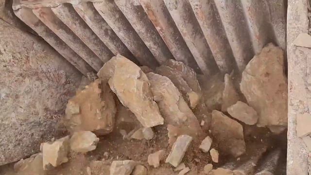 Строительство, дробление щебёнки