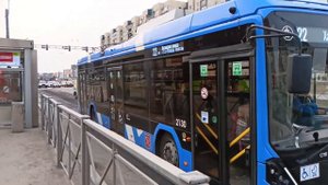 Троллейбус БКМ-321. 00D Ольгерд подъезжает к перекрёстку проспекта Косыгина и Наставников