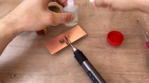 Нашёл флюс, с которым нагар сам отлетает от жала паяльника. Делюсь с вами
