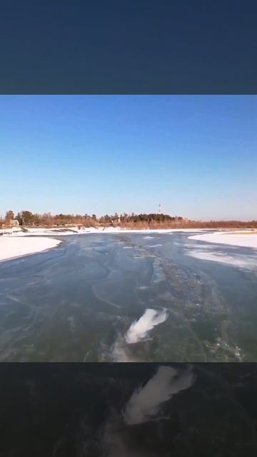 Лодка сквозь лёд плывёт по протоке реки Обь смотреть онлайн