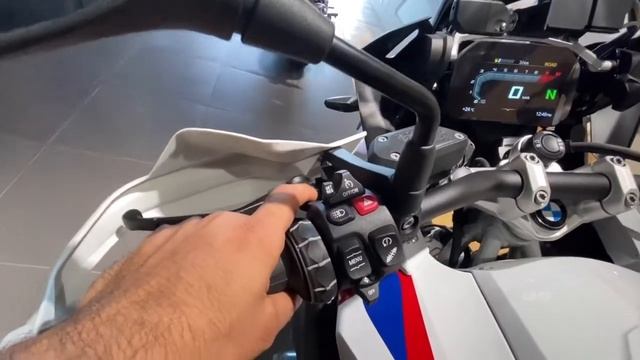 BMW R1250 GS & GS Adventure 2021 Full Product Features | Shahnawaz Karim #WheelsguruVlogs смотреть онлайн