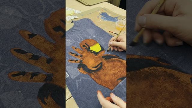 Рисуем на футболке с помощью трафарета