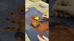 Рисуем на футболке с помощью трафарета