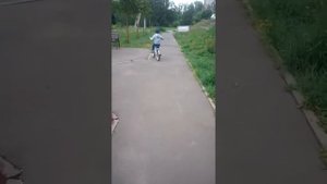 Артём и Ксюша учатся кататься на велосипеде!!!