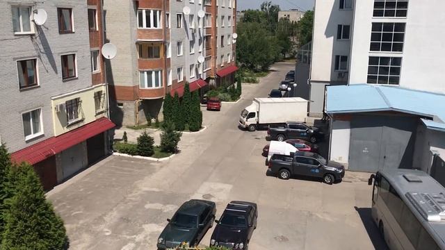 Сусід слухає музику з машини настільки голосно, що перекрикує сигнал інших машин смотреть онлайн