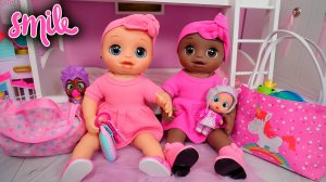 Кукла-близнецы Baby Alive упаковывает детскую сумку для бабушки