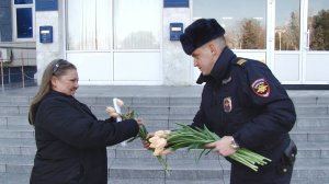 Дарите женщинам цветы! Полицейские Анапы поздравили анапчанок с международным женским днём