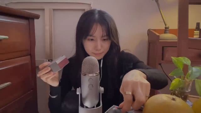 Hari ASMR. Близкий шёпот, движения рук, разнообразные предметы