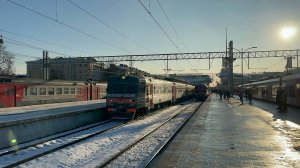 С сломанной дверью! Электропоезд ЭТ2МЛ - 078 "Александр Невский" отправляется с Финляндского вокзал