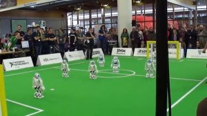 Как роботы в футбол играли)