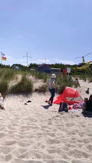 11/06/23 взлет вертолета скорой помощи, эффектно :) пляж тут совсем другой со своими правилами смотреть онлайн