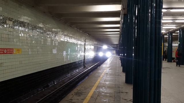 🇺🇦 ЕМА-502 на станції Нивки Київський Метрополітен смотреть онлайн