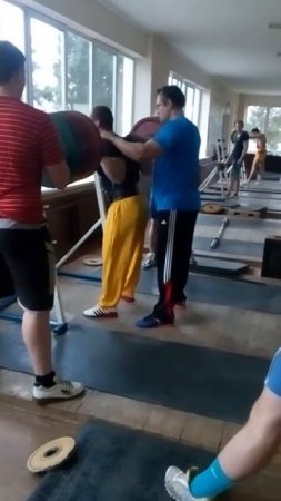 Николай Горовой. Приседание. 290 кг на 2 раза без экипировки.