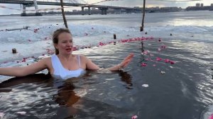 САМАЯ МОРОЗОУСТОЙЧИВАЯ ДЕВУШКА в Ледяной Воде 🥶 Моржи России🇷🇺