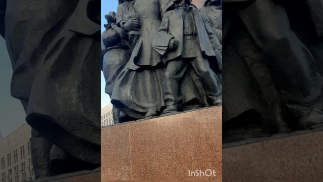 И все- таки красивый памятник!👍👍👍